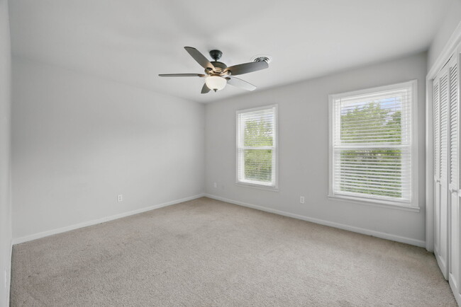 Building Photo - Beautiful 2 Bedroom 1.5 Bathroom Duplex