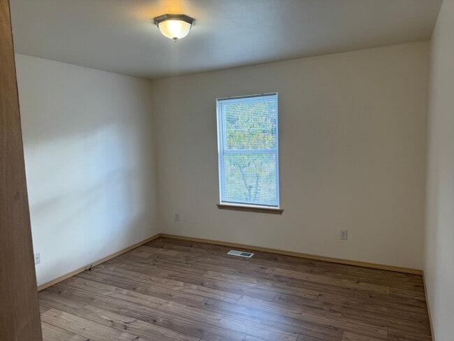 Building Photo - Burlington Two Bedroom House