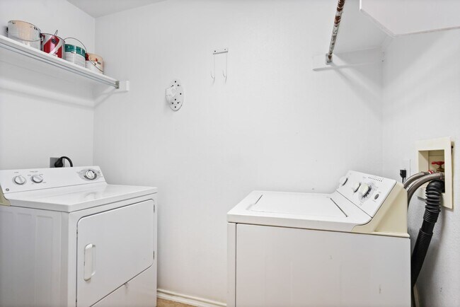 Building Photo - 908 Rimrock Trail