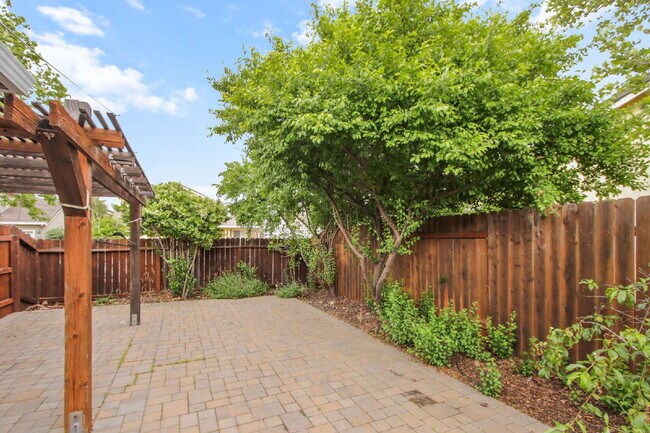 Building Photo - Updated Wildhorse Home | 2 Bed, 2 Bath | Corner Lot | Pets OK | W/D + Landscaping Included