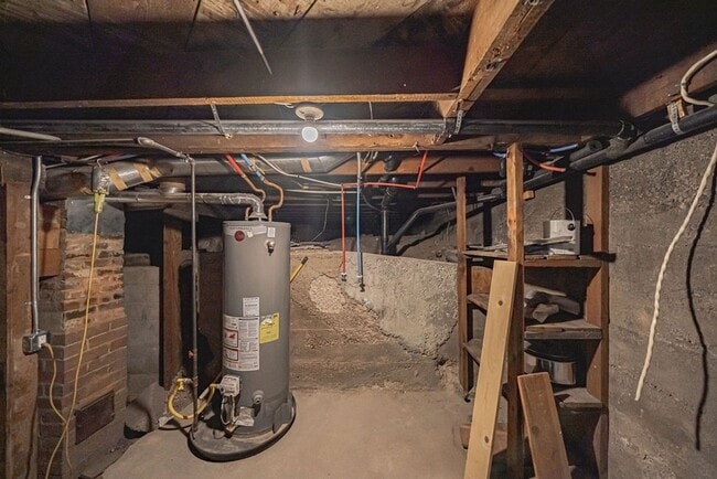 Building Photo - 3 bed 1 bath home recently renovated.