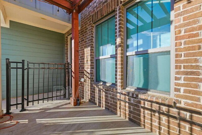 Building Photo - 1044 3rd St