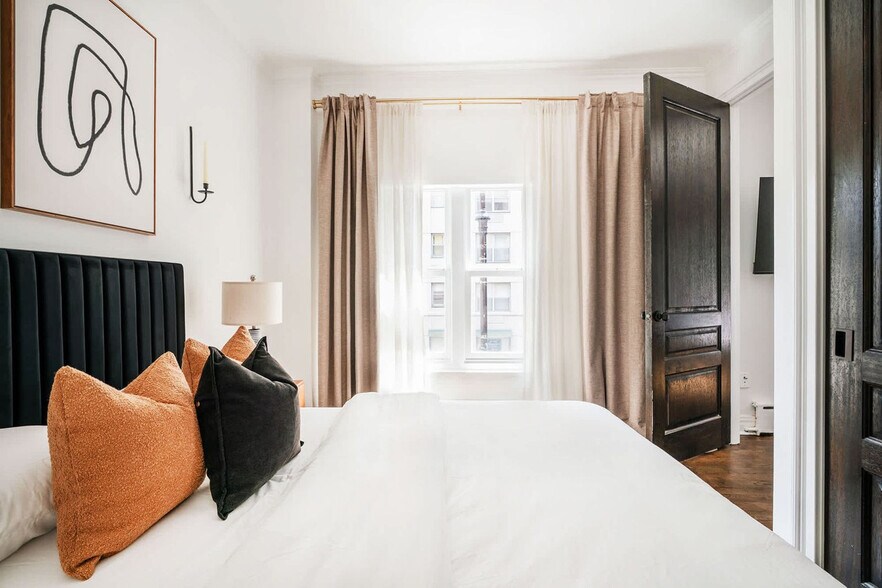 Building Photo - 10 5th Ave