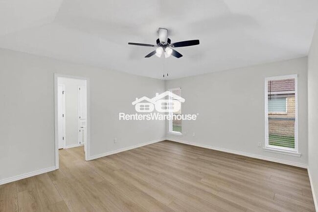 Building Photo - MOVE IN READY COMPLETELY UPDATED - 3BED/2B...
