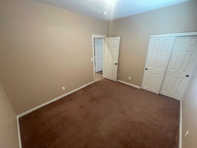 Building Photo - Upgraded 2 Bedroom Condo W/ 1 Car Garage N...