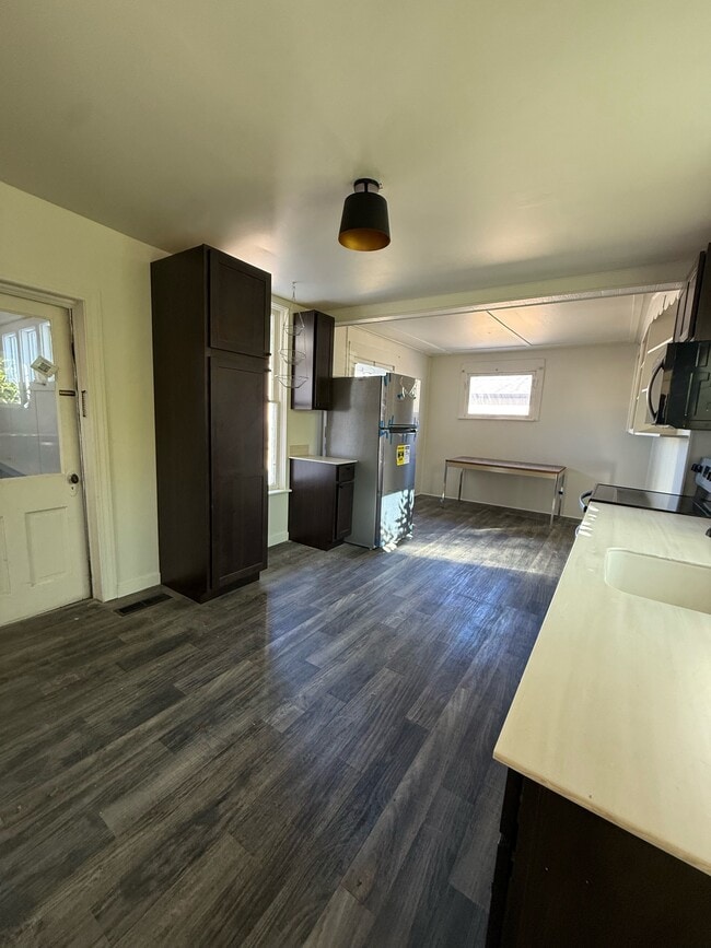 Building Photo - 215 W 5th St