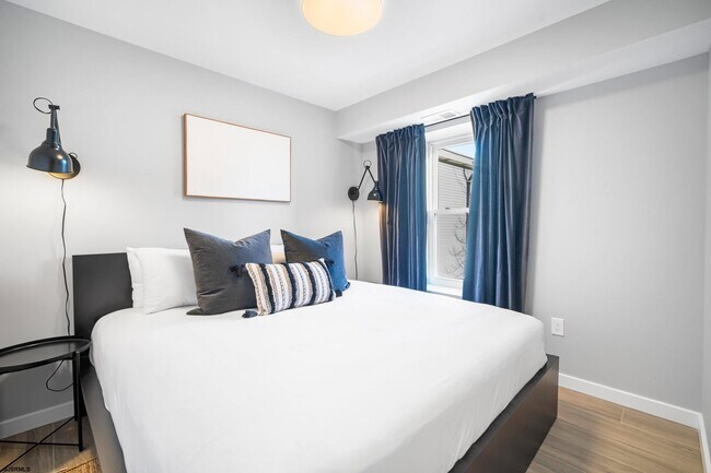 Building Photo - 21 N Albany Ave