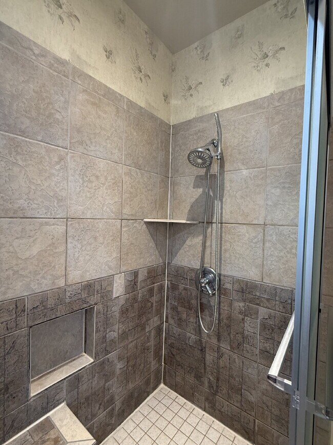 Building Photo - 4-bedroom property in a fantastic North Edmond