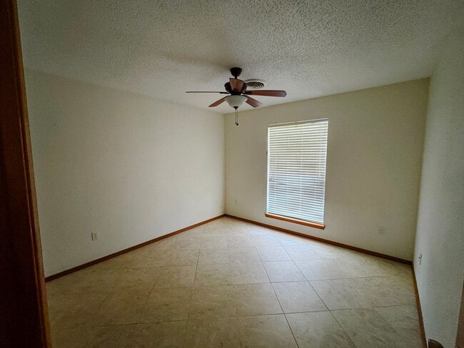 Building Photo - 533 Eagle Dr