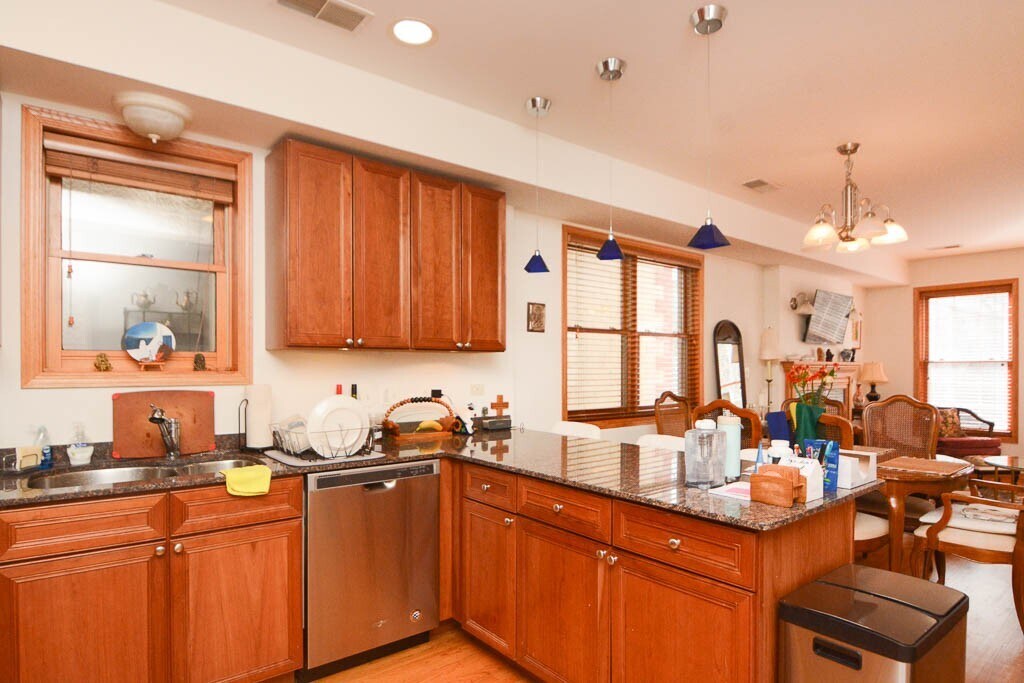 Building Photo - 934 W Leland Ave