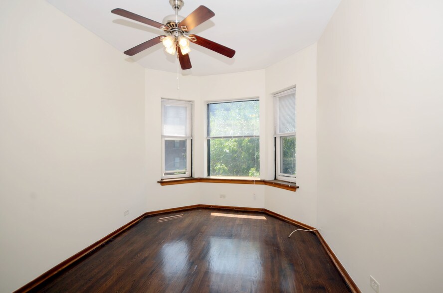 LIVING ROOM - 1414 W Wilson Ave