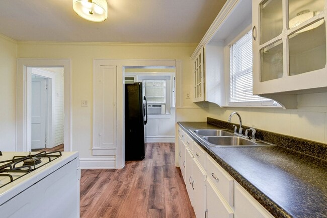 Building Photo - Charming 3-Bedroom Cottage in The Heights