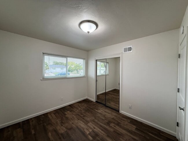 Building Photo - Orcutt Single Story Updated Home on Cul-De...