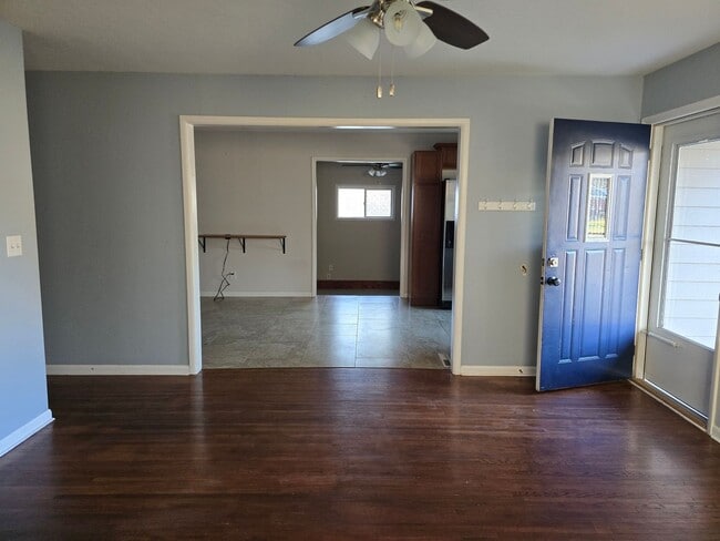 Building Photo - 3 BED 1.5 BATH HOME IN PARK CITY