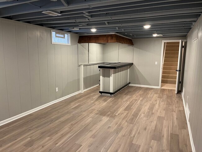Building Photo - 7527 Hessler Dr NE