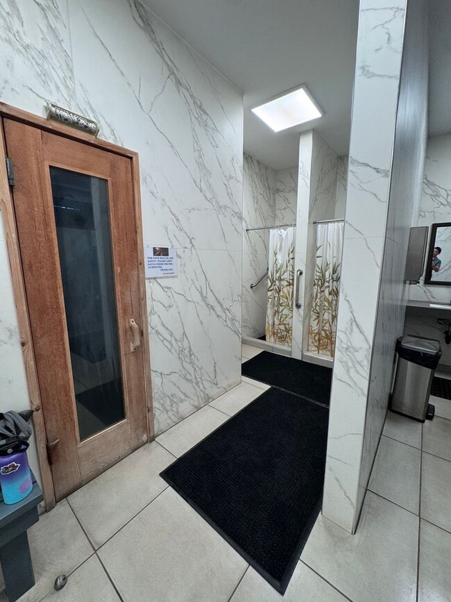 Building Photo - 2 Bed, 2 Bath with reserved, covered parking. Washer/Dryer in unit -Country Club Plaza in Salt Lake