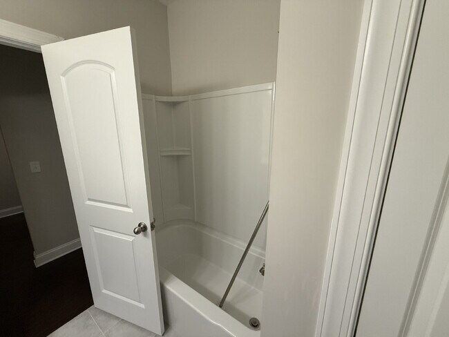 Building Photo - "Charming 3-Bedroom Retreat with 2 Baths w/bonus room and fenced yard!!