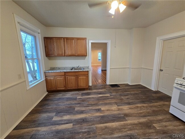 Building Photo - 804 E Division St