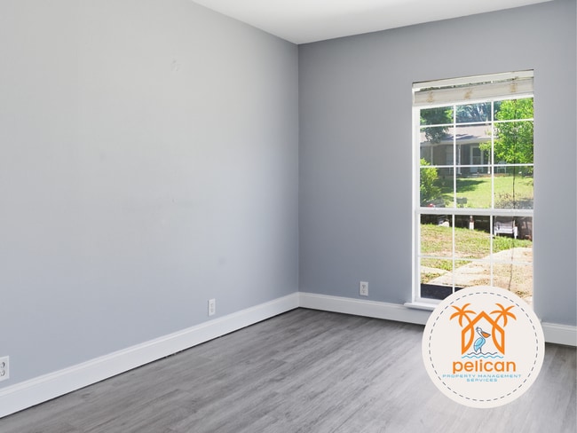 Building Photo - Spacious 4 Bedroom, 2 Bathroom Home