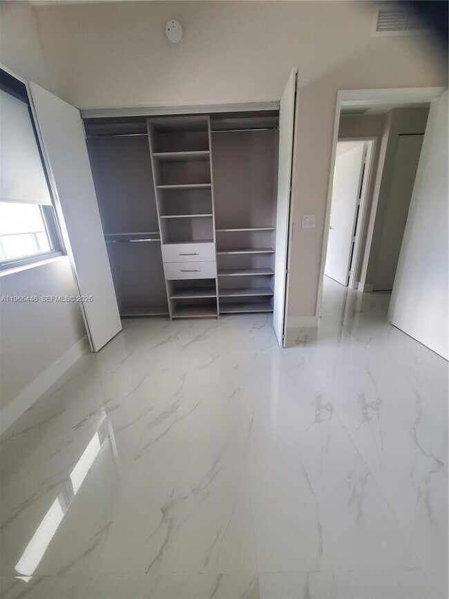 Building Photo - 700 NE 24th St