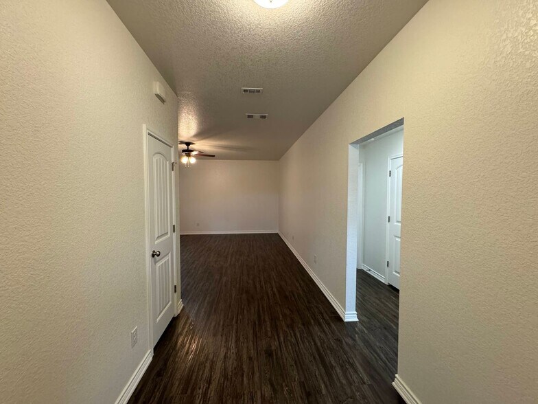 Building Photo - 1417 E Jasper Dr