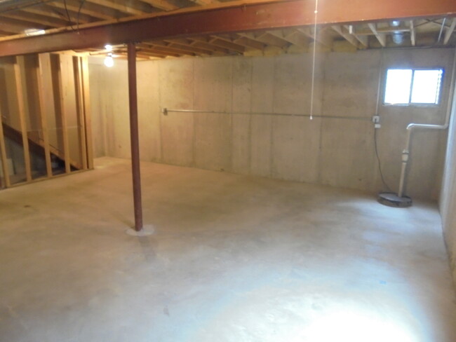 Building Photo - 615 Windsor Dr