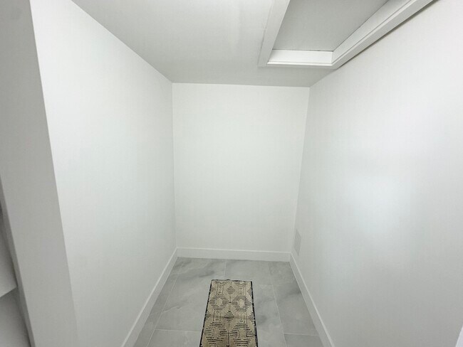 Building Photo - 10033 Winding Lake Rd