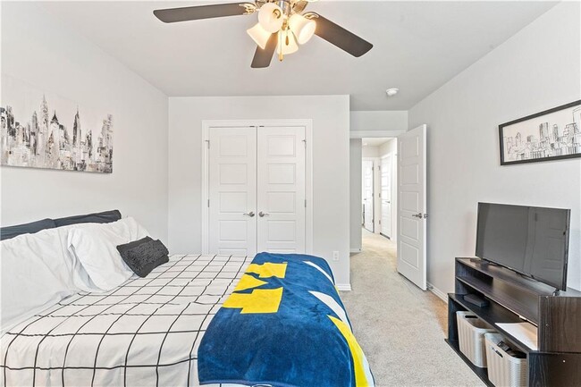 Building Photo - 4407 SW Bison St