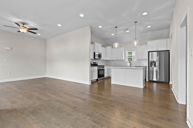 Building Photo - 2272 Lakeview Dr