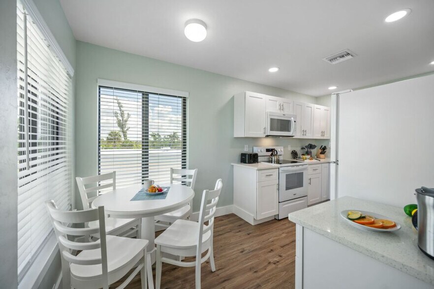 Building Photo - 205 Periwinkle Way