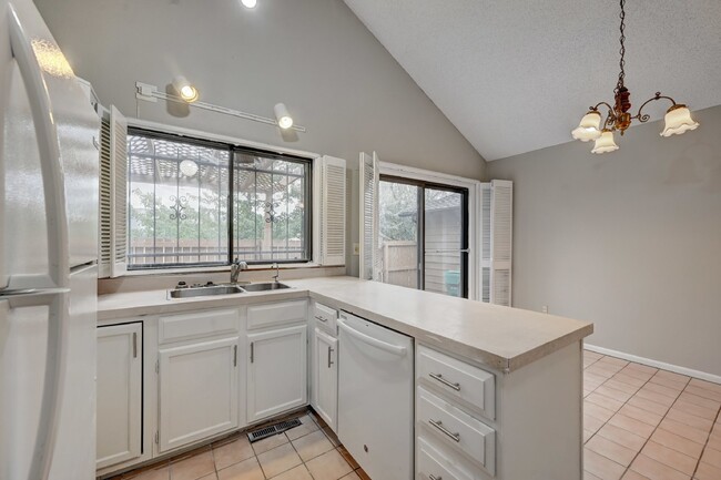 Building Photo - $2,495 2 Bed, 2 Bath Townhome in Aurora wi...