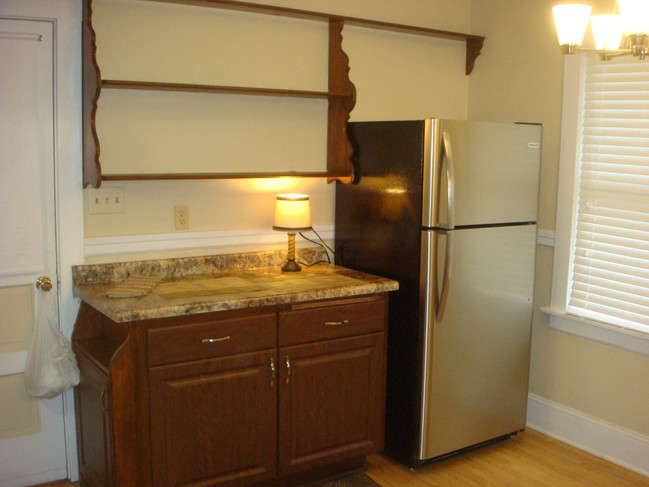 Kitchen counter - 7006 Cedar St