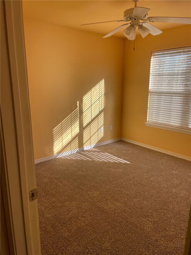 Building Photo - 143 Fox Run Cir