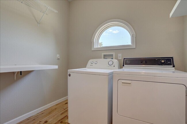Building Photo - Amazing Custom Ranch with Privacy and Spra...
