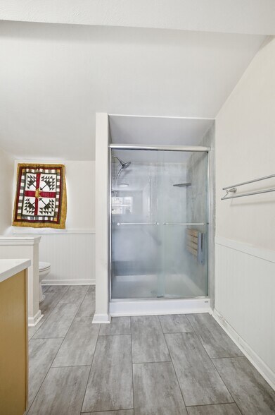 Building Photo - 9522 6th Bay St