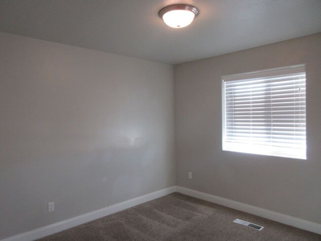 Building Photo - Newer townhome in the heart of Cedar City! Short Term Available.