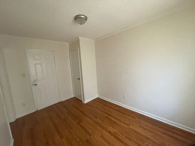 Building Photo - SRP-SH050-402 South 10th Street