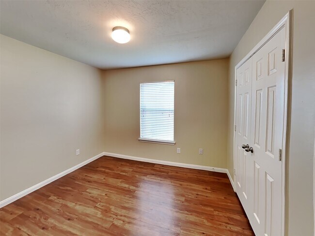 Building Photo - 3930 Hawthorn Glen Ct