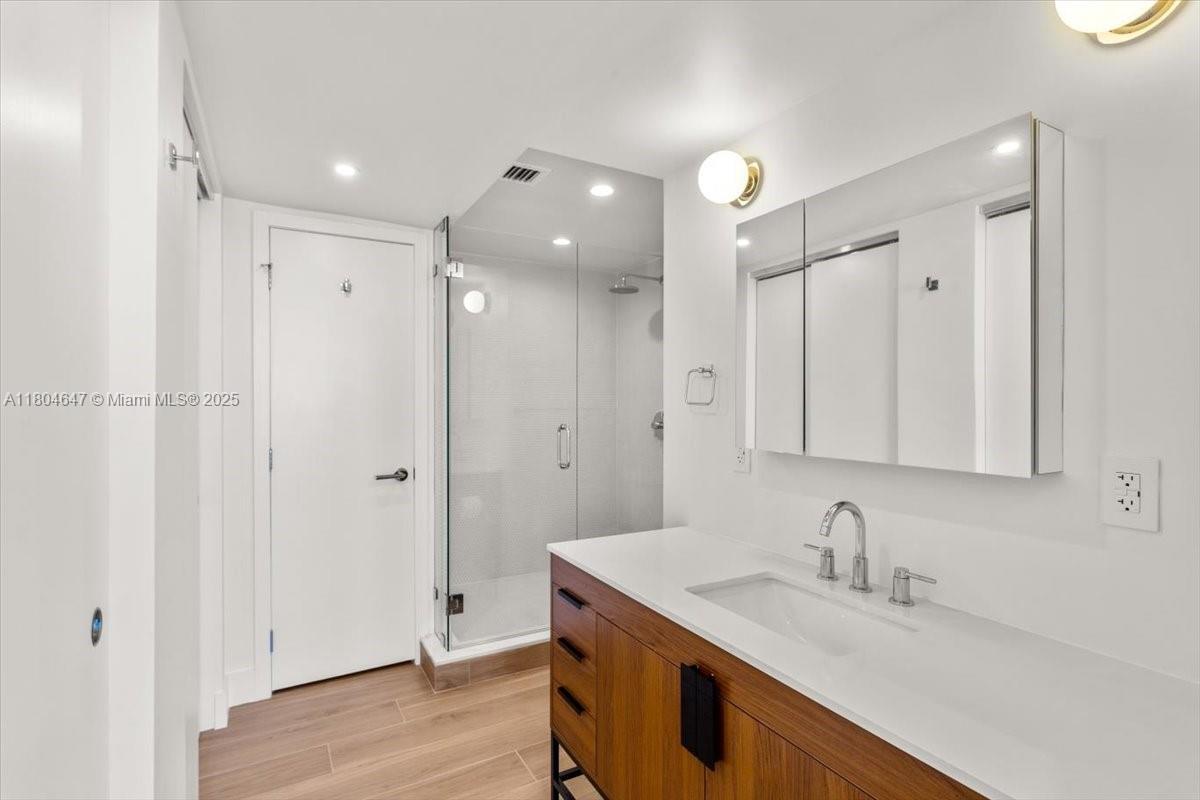Building Photo - 1430 Brickell Bay Dr