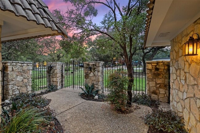 Building Photo - 113 Comet