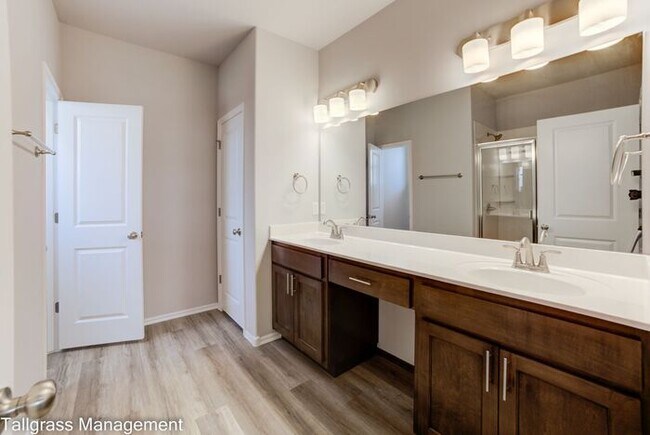 Building Photo - Gorgeous 4/2.5/2 on a corner lot!