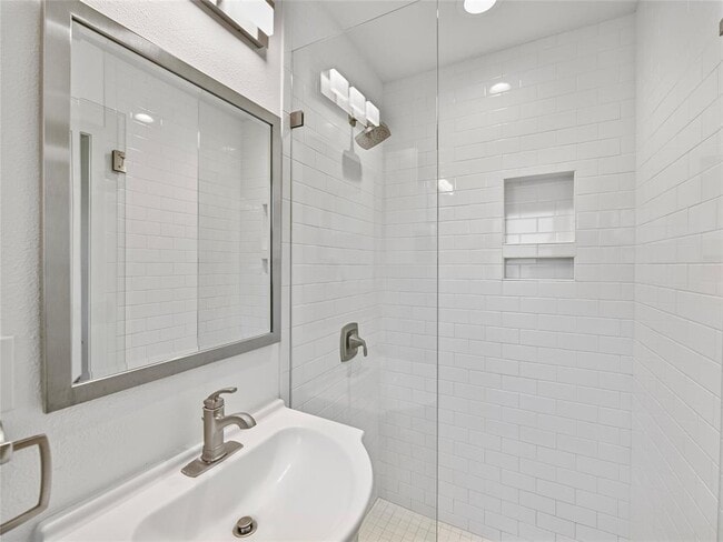 Building Photo - 616 Long Bow Ln