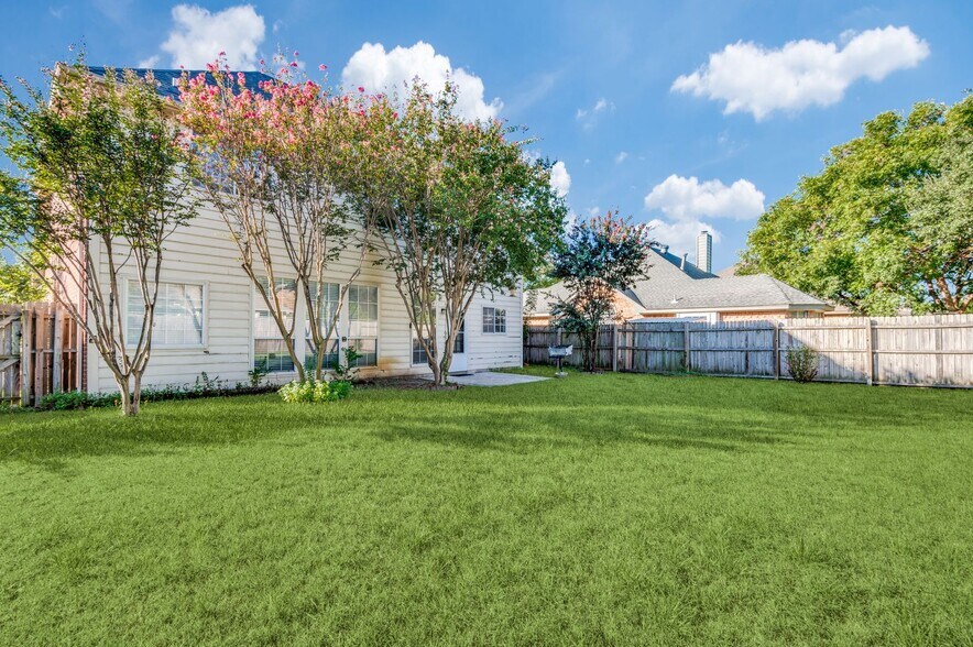 Building Photo - 3147 Waterside Dr