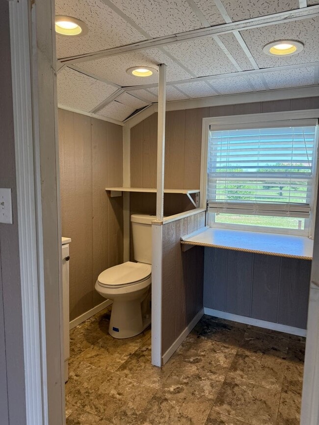 Building Photo - 2 bedroom home fully fenced on nearly an a...