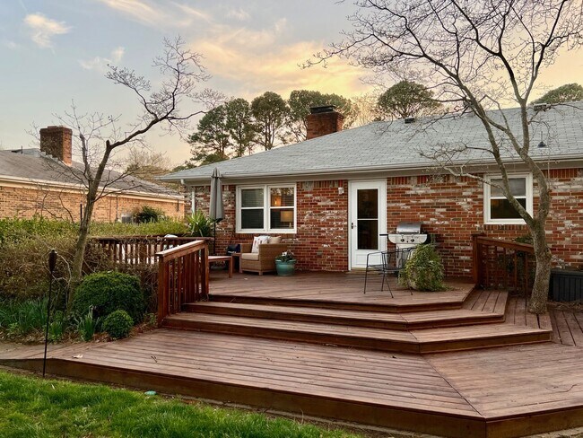 Building Photo - 3BD/ 2BA Brick Ranch in Lakeview Smith Terrace! Gorgeous Private Back Yard! Available NOW!