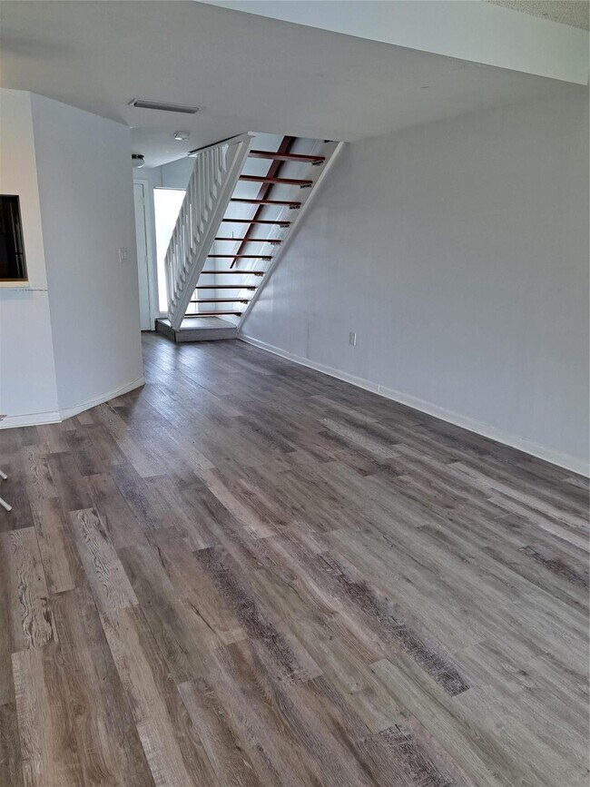 Building Photo - 5200 NW 31st Ave