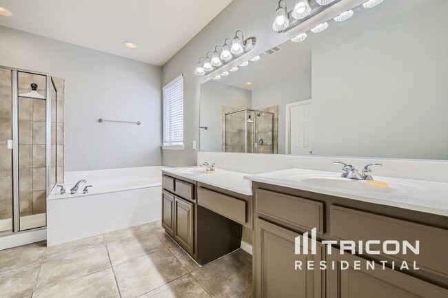 Building Photo - 2785 Greenway Dr