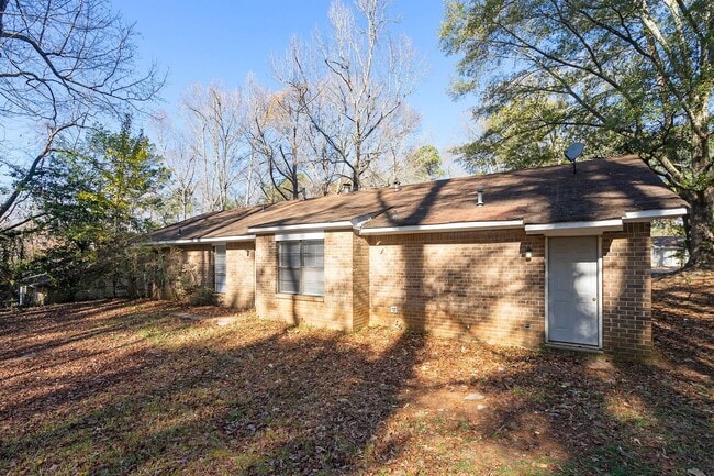 Building Photo - 3 Bedroom 2 Bath Home