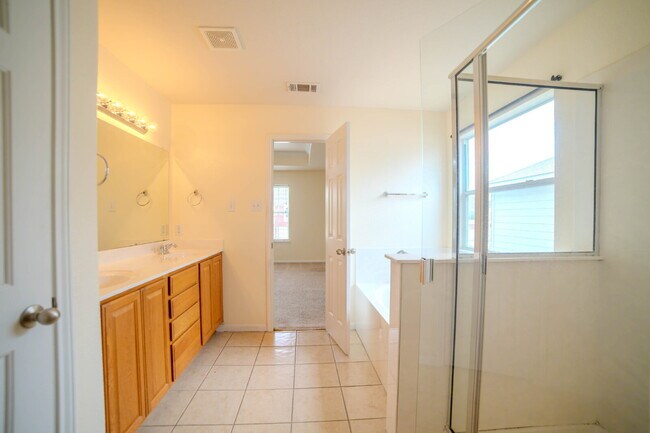 Building Photo - "Spacious 3-Bed, 3-Bath Gem on Bridgewood Drive"