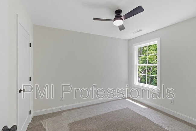 Building Photo - 408 Legends Court